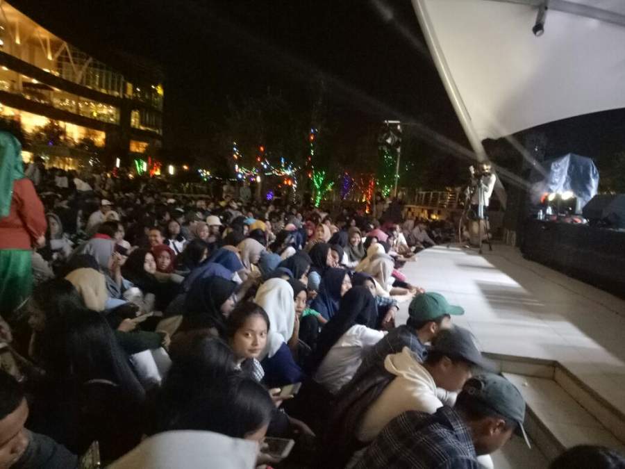 Suasana konser Payung Teduh di Bintaro Exchange, Pondok Aren, Kota Tangsel.