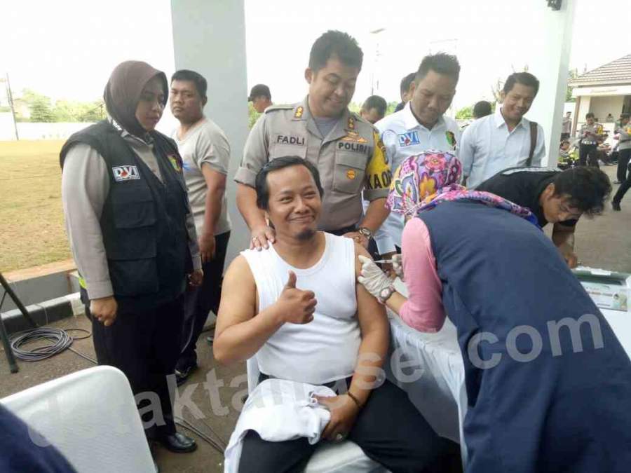 Meredam Wabah Difteri, Polres Tangsel Vaksinasi  Anggota